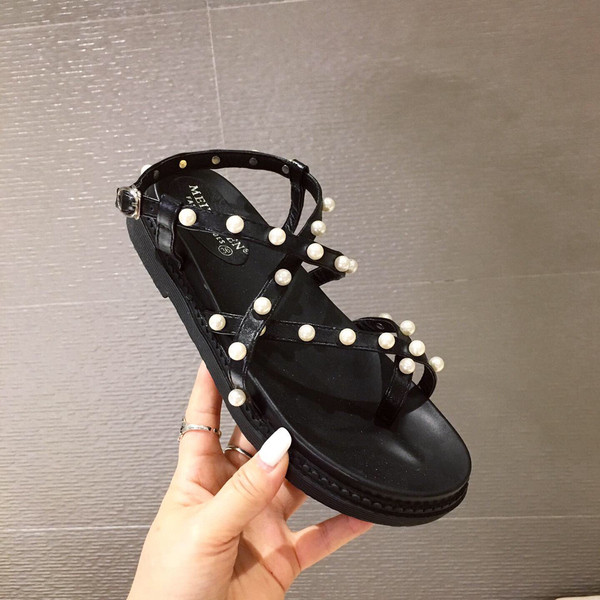 Alkalmi, alacsony bőr szandál gyöngyökkel