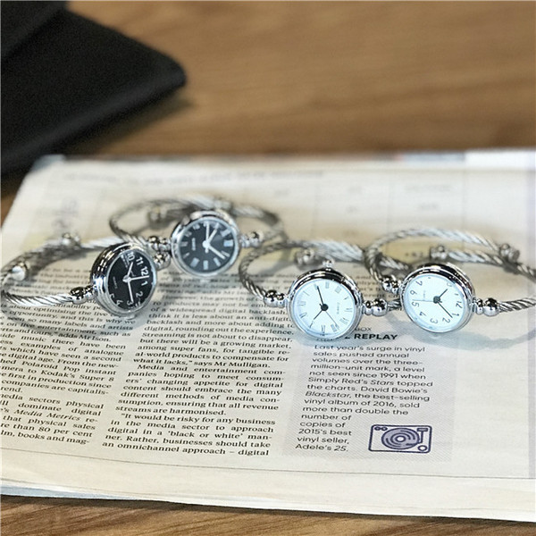 Naiste ümara kujuga käevõru kell