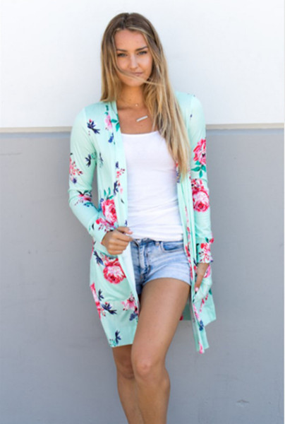 Paprastas moteriškas ilgas megztinis su gėlių raštu