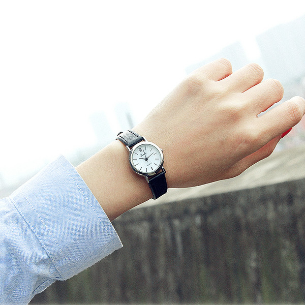 Καθημερινό γυναικείο ρολόι με δερμάτινο λουράκι σε στρογγυλό σχήμα