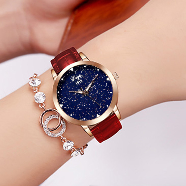 Κομψό γυναικείο ρολόι με δερμάτινο λουράκι και λαμπερό αποτέλεσμα