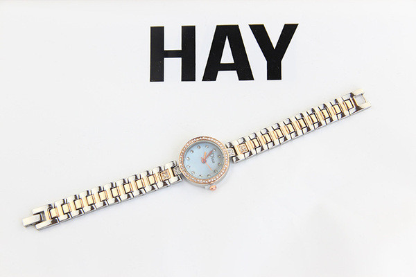 Μοντέρνο γυναικείο ρολόι σε στρογγυλό σχήμα από ανοξείδωτο ατσάλι