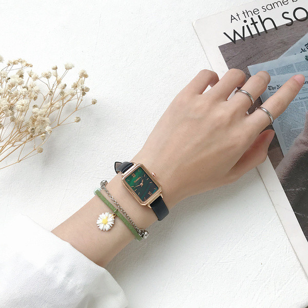 Modern női karóra karkötővel és medállal zöld és fekete színben