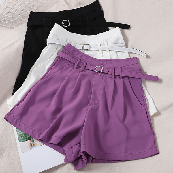 Női rövidnadrág magas derékkal és övvel
