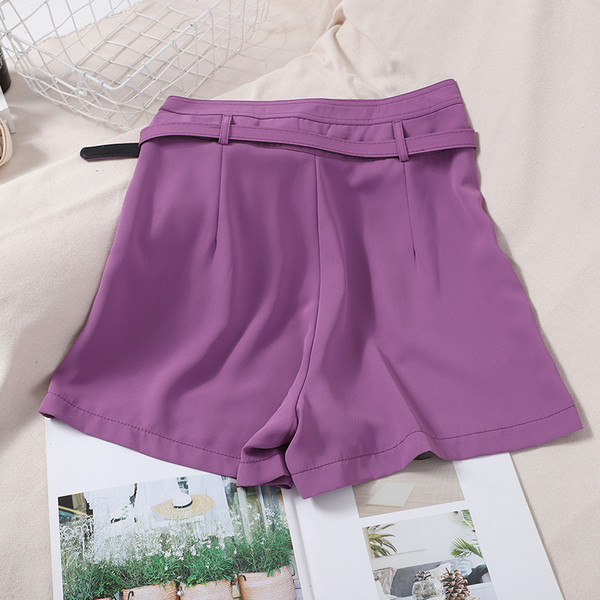 Női rövidnadrág magas derékkal és övvel