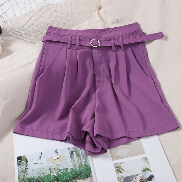 Női rövidnadrág magas derékkal és övvel