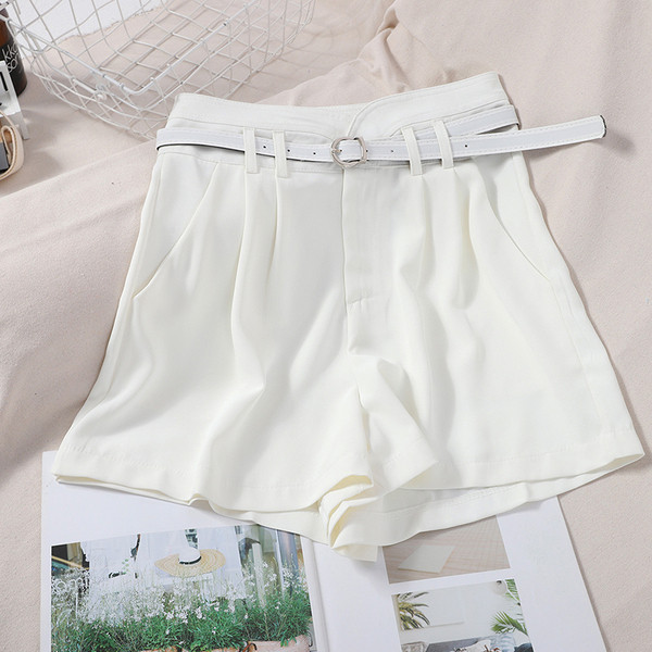 Női rövidnadrág magas derékkal és övvel