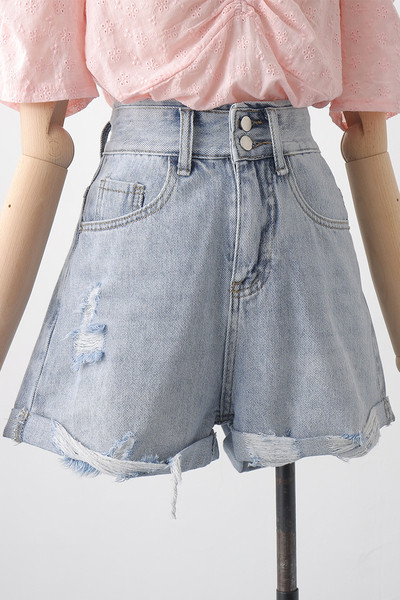 Női rövidnadrág szakadt motívumokkal, magas derékkal