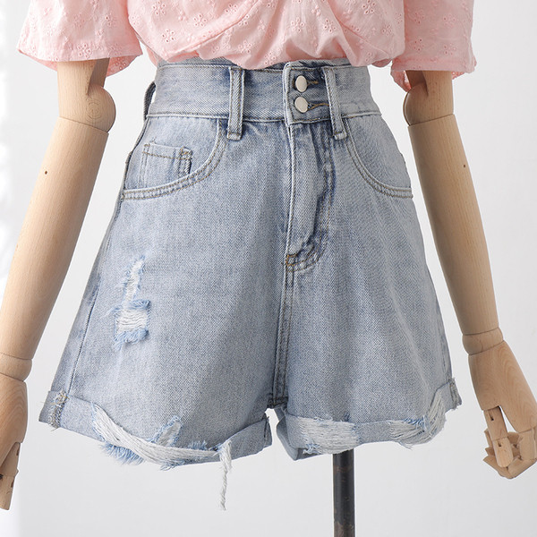 Női rövidnadrág szakadt motívumokkal, magas derékkal