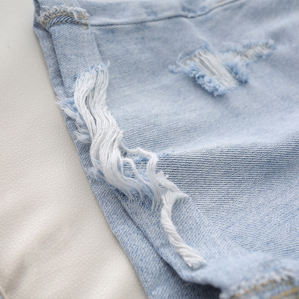 Női rövidnadrág szakadt motívumokkal, magas derékkal