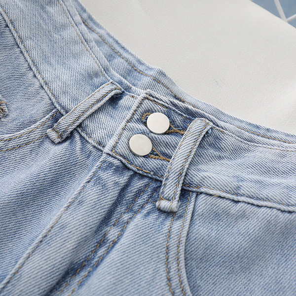 Női rövidnadrág szakadt motívumokkal, magas derékkal