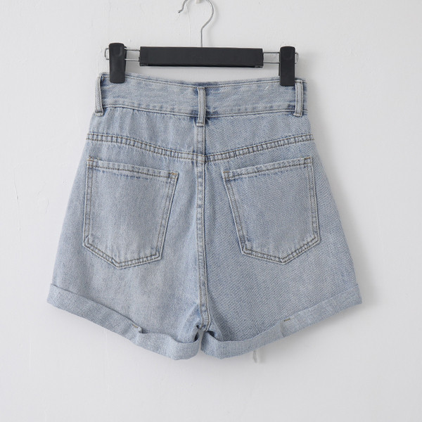 Női rövidnadrág szakadt motívumokkal, magas derékkal