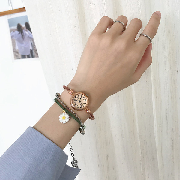 Stilīga sieviešu pulksteņa aproces tipa apaļa forma