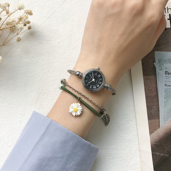 Stilīga sieviešu pulksteņa aproces tipa apaļa forma