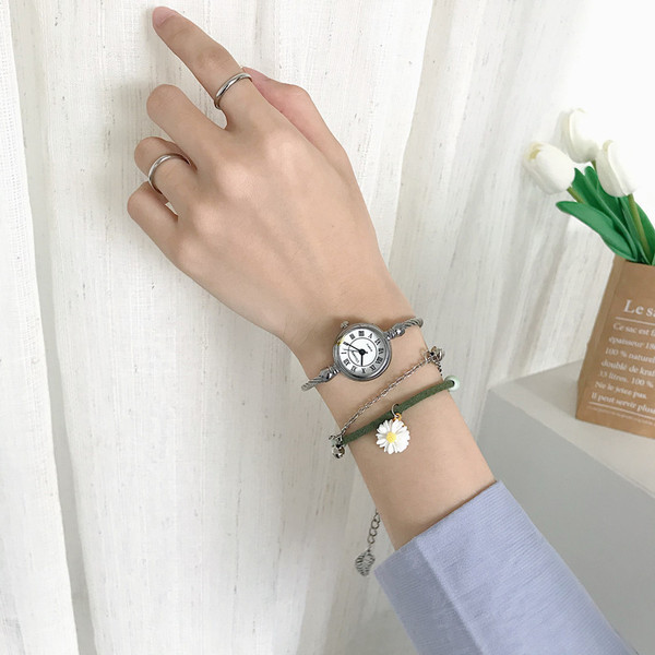 Stilīga sieviešu pulksteņa aproces tipa apaļa forma