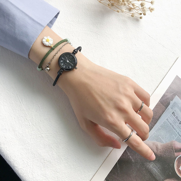 Stilīga sieviešu pulksteņa aproces tipa apaļa forma