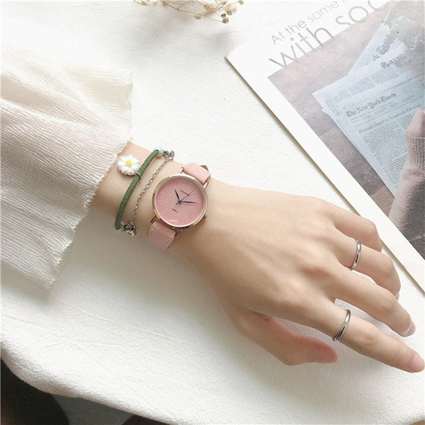 Γυναικείο ρολόι καθημερινό με δερμάτινο λουράκι και βραχιόλι