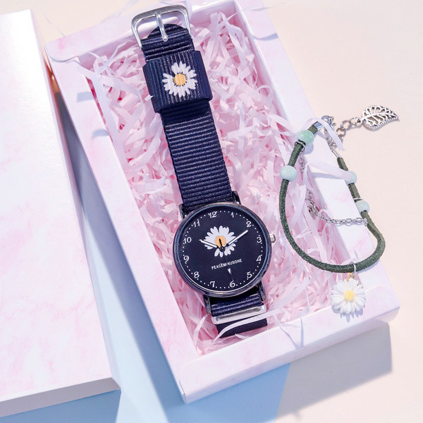 Hímzéssel és textil szíjjal ellátott női napi karóra