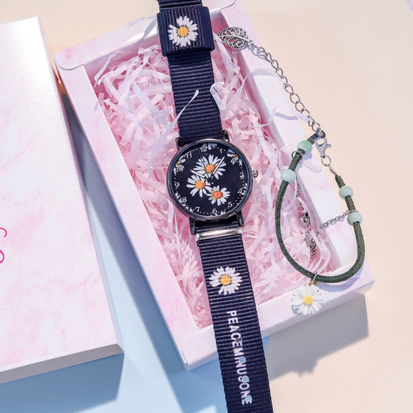 Hímzéssel és textil szíjjal ellátott női napi karóra