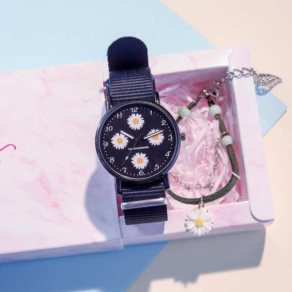 Hímzéssel és textil szíjjal ellátott női napi karóra