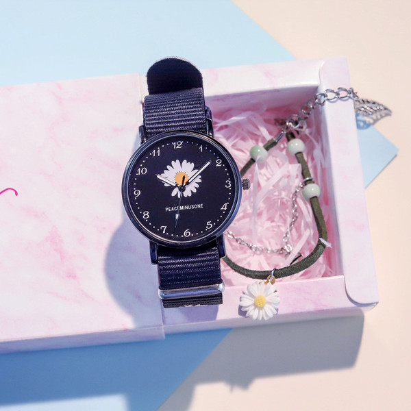 Hímzéssel és textil szíjjal ellátott női napi karóra