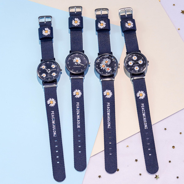 Hímzéssel és textil szíjjal ellátott női napi karóra