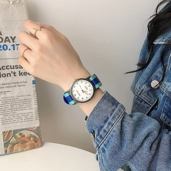 Дамски часовник с цветна каишка и кръгла форма