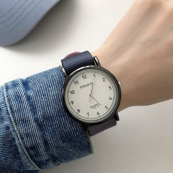 Дамски часовник с цветна каишка и кръгла форма