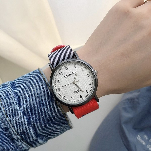 Дамски часовник с цветна каишка и кръгла форма