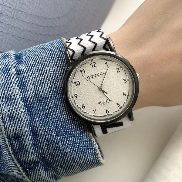 Дамски часовник с цветна каишка и кръгла форма