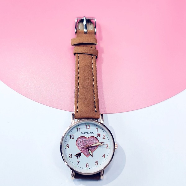 Γυναικείο ρολόι  με λουράκι από οικολογικό δέρμα σε στρογγυλό σχήμα και απλικέ