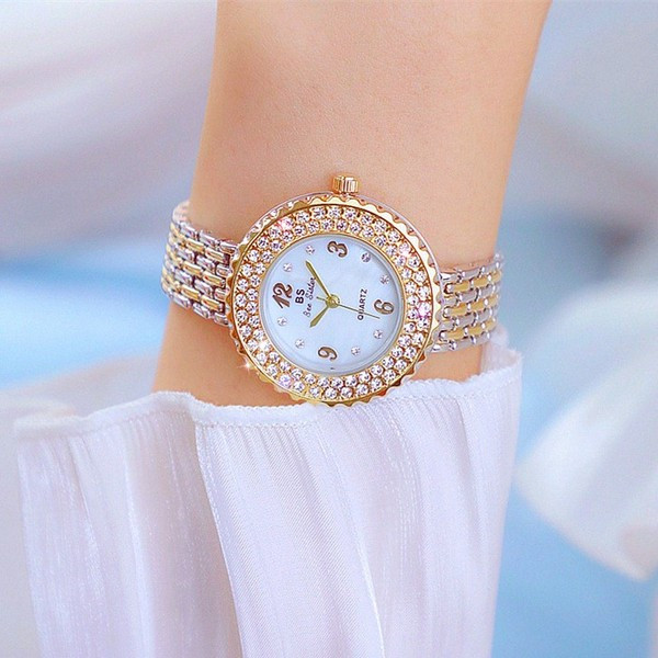 Γυναικείο ρολόι με διακοσμιτικές πέτρες και μεταλλική αλυσίδα σε στρογγυλό σχήμα