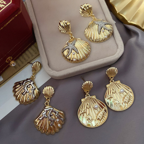 Lelógó fülbevaló arany színű és tengeri motívumokkal