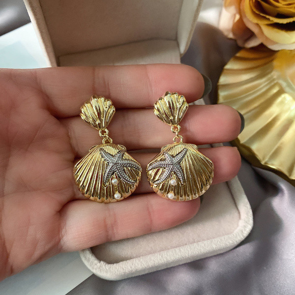 Lelógó fülbevaló arany színű és tengeri motívumokkal