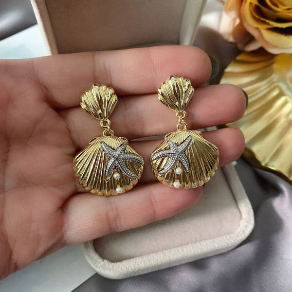 Lelógó fülbevaló arany színű és tengeri motívumokkal