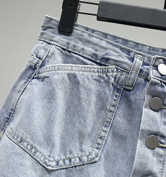 Modern női rövid farmerszoknya-nadrág gombokkal