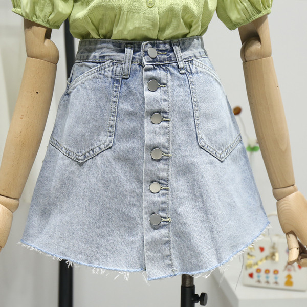 Modern női rövid farmerszoknya-nadrág gombokkal