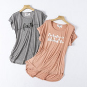 Boluri casual și un tricou larg cu o inscripție