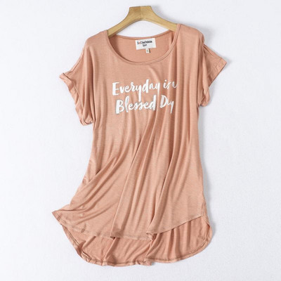 Boluri casual și un tricou larg cu o inscripție