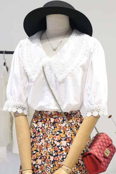 Modern női blúz spitz nyakkivágással és csipkével