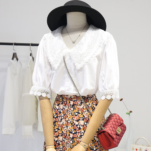 Modern női blúz spitz nyakkivágással és csipkével