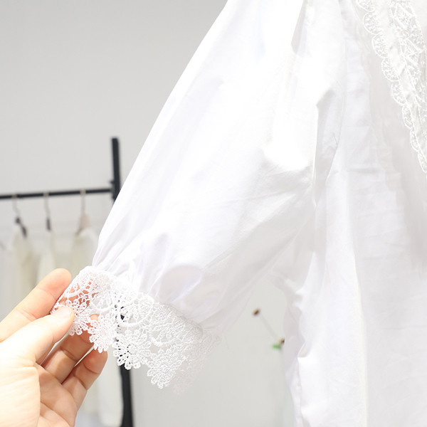 Modern női blúz spitz nyakkivágással és csipkével