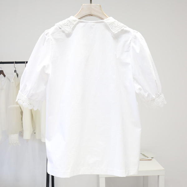 Modern női blúz spitz nyakkivágással és csipkével