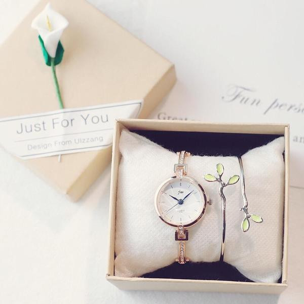 Mitmes värvitoonis kivikeste ja käevõruga naiste käekell