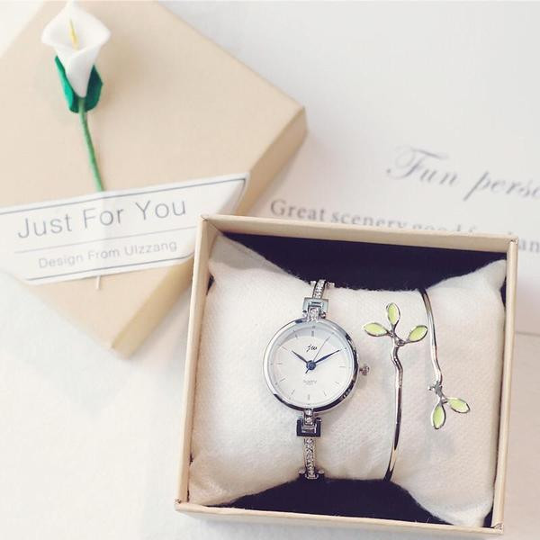 Mitmes värvitoonis kivikeste ja käevõruga naiste käekell