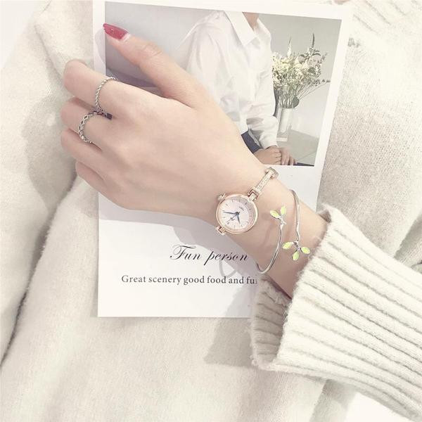 Mitmes värvitoonis kivikeste ja käevõruga naiste käekell