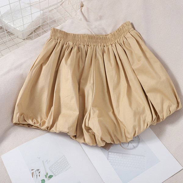 Alkalmi női rövidnadrág gumírozással