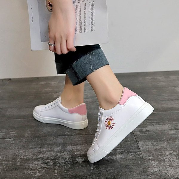 Casual γυναικεία αθλητικά παπούτσια από οικολογικό δέρμα με κέντημα