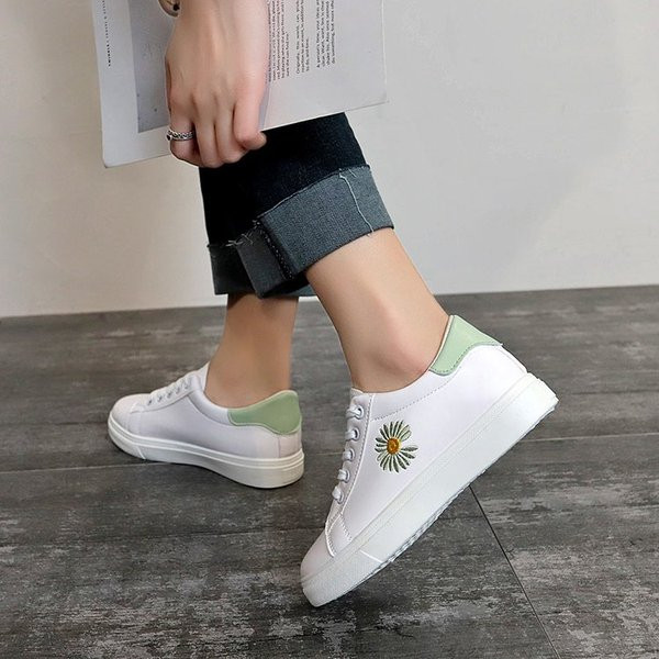 Casual γυναικεία αθλητικά παπούτσια από οικολογικό δέρμα με κέντημα