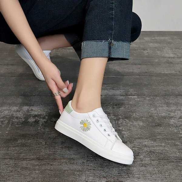 Casual γυναικεία αθλητικά παπούτσια από οικολογικό δέρμα με κέντημα